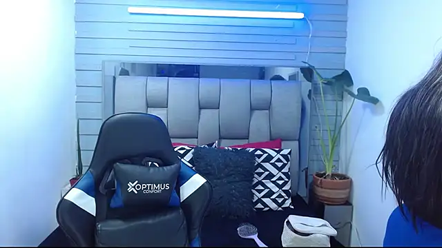 Snapshot of evelin_zaens chatting on June 25, 4:21 am evelin zaens online show from June 25, 4:21 am