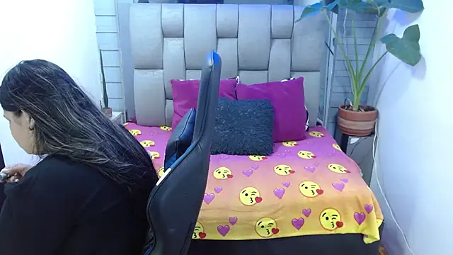 Snapshot of evelin_zaens chatting on July 8, 3:41 am evelin zaens online show from July 8, 3:41 am