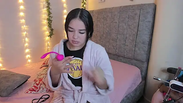 Snapshot of SaraCrow chatting on December 14, 5:02 am SaraCrow online show from December 14, 5:02 am