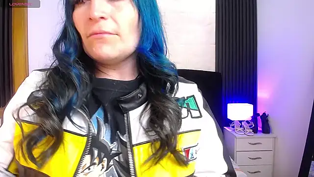 Snapshot of alicia_moom chatting on February 17, 10:49 pm alicia moom online show from February 17, 10:49 pm
