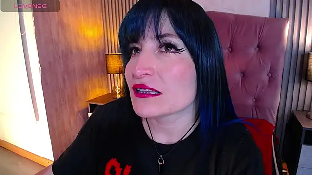 Snapshot of alicia_moom chatting on April 21, 7:53 pm alicia moom online show from April 21, 7:53 pm