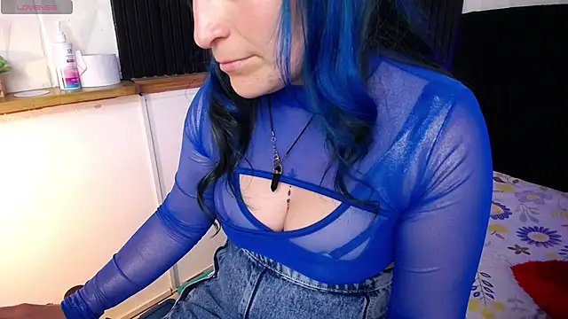 Snapshot of alicia_moom chatting on February 18, 7:52 pm alicia moom online show from February 18, 7:52 pm