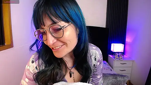 Snapshot of alicia_moom chatting on February 22, 5:13 pm alicia moom online show from February 22, 5:13 pm