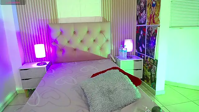 Snapshot of alicia_moom chatting on October 25, 2:39 pm alicia moom online show from October 25, 2:39 pm