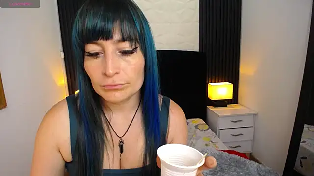 Snapshot of alicia_moom chatting on March 15, 7:27 pm alicia moom online show from March 15, 7:27 pm