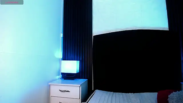 Snapshot of alicia_moom chatting on October 23, 7:56 pm alicia moom online show from October 23, 7:56 pm