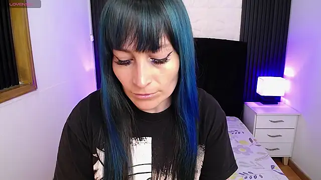 Snapshot of alicia_moom chatting on March 7, 7:27 pm alicia moom online show from March 7, 7:27 pm
