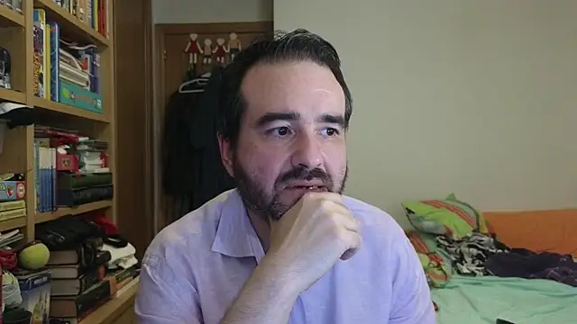 Snapshot of curiosillo83 chatting on July 3, 3:40 pm curiosillo83 online show from July 3, 3:40 pm