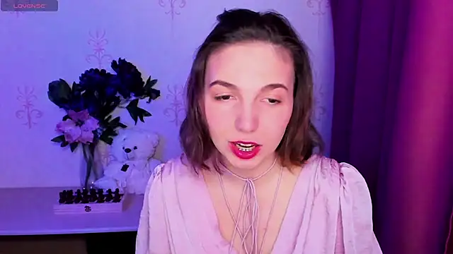 KindHazelHere  online show from February 7, 7:00 pm