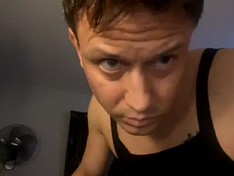 Snapshot of LiamDean20 chatting on December 13, 10:16 pm LiamDean20 online show from December 13, 10:16 pm