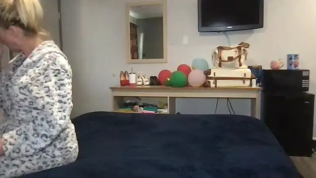 TiffaneyLove online show from March 28, 12:17 pm