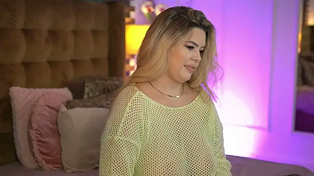 Snapshot of SophieBoobsX chatting on October 18, 5:53 am SophieBoobsX online show from October 18, 5:53 am