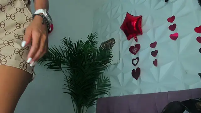 Snapshot of Hellen_Sky chatting on May 5, 7:06 pm Hellen Sky online show from May 5, 7:06 pm