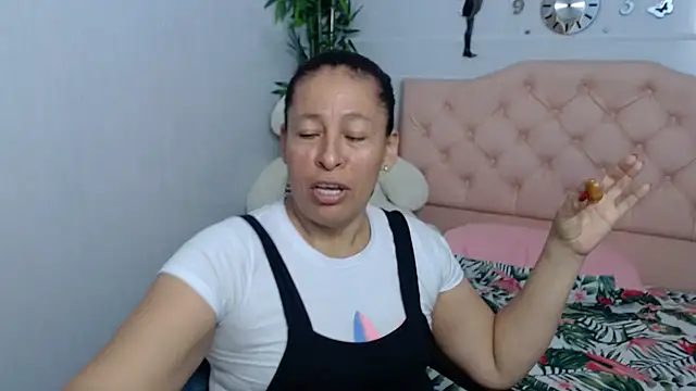 Snapshot of mature_martina chatting on September 25, 11:00 pm mature martina online show from September 25, 11:00 pm