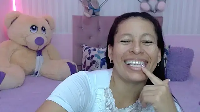 Snapshot of mature_martina chatting on November 14, 1:53 am mature martina online show from November 14, 1:53 am