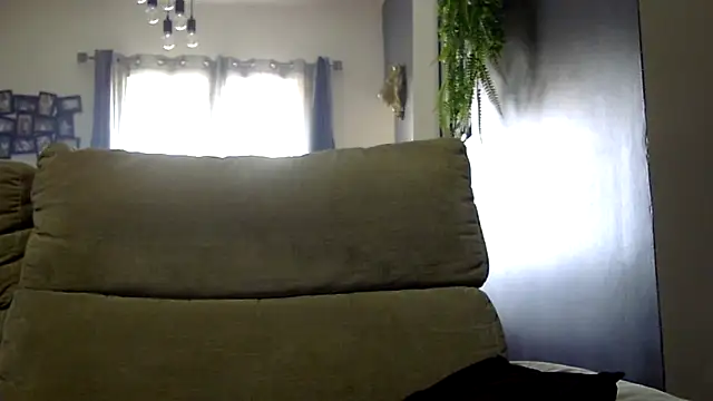 Snapshot of feline27 chatting on February 1, 1:31 pm feline27 online show from February 1, 1:31 pm