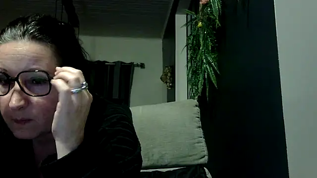 Snapshot of feline27 chatting on February 21, 8:11 pm feline27 online show from February 21, 8:11 pm