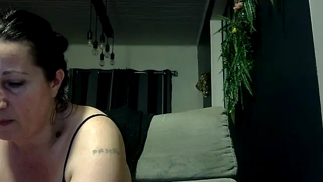 Snapshot of feline27 chatting on March 4, 8:38 pm feline27 online show from March 4, 8:38 pm