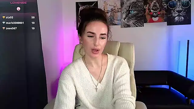 Snapshot of xx_adrihanna_xx chatting on February 19, 9:03 pm xx adrihanna xx online show from February 19, 9:03 pm