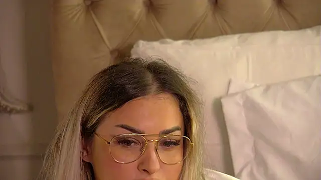 Denisse Perry online show from February 15, 10:09 pm