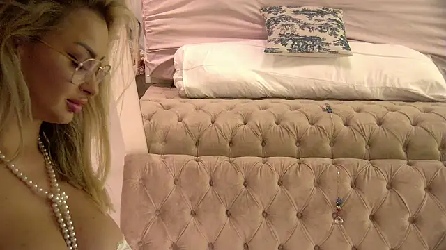 Denisse Perry online show from September 10, 11:04 pm
