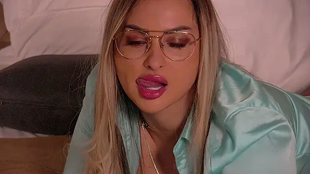 Denisse Perry online show from February 24, 10:54 pm