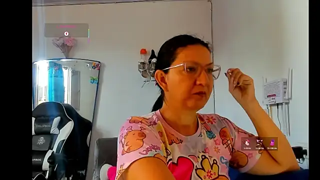 Snapshot of Angelblue_ chatting on June 25, 2:22 pm Angelblue online show from June 25, 2:22 pm