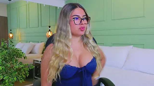 Snapshot of kataliina__ chatting on April 22, 12:01 pm kataliina online show from April 22, 12:01 pm