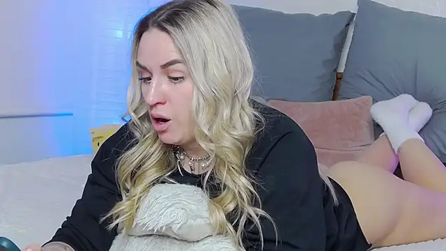 SofiJames online show from March 6, 10:20 am