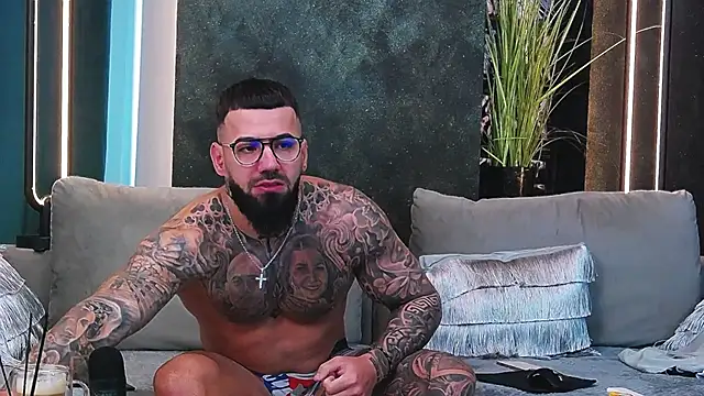 masterkingofmusclee online show from March 3, 6:20 am