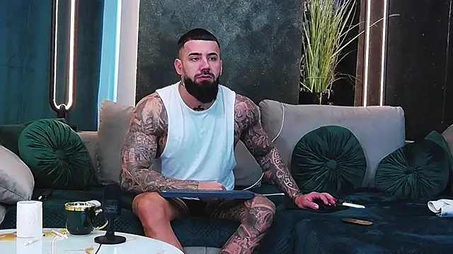 masterkingofmusclee online show from February 7, 7:07 am
