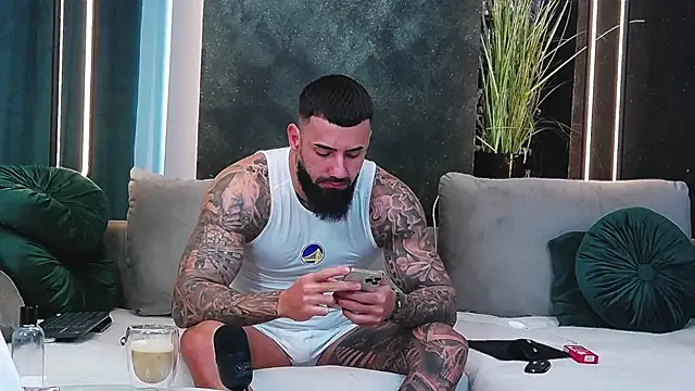 masterkingofmusclee online show from January 24, 7:08 am