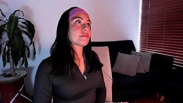 im amber online show from March 6, 1:28 pm