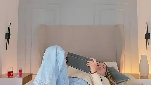 chloe d online show from April 12, 12:30 pm