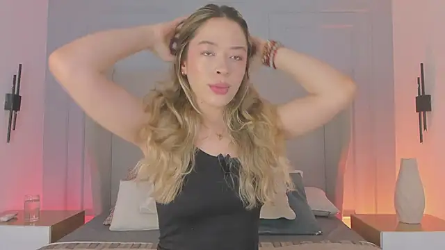 chloe d online show from March 13, 12:10 pm