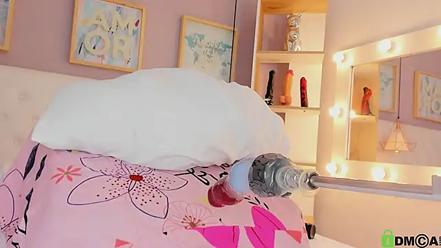 Snapshot of julyanna_ chatting on November 6, 8:57 pm julyanna online show from November 6, 8:57 pm