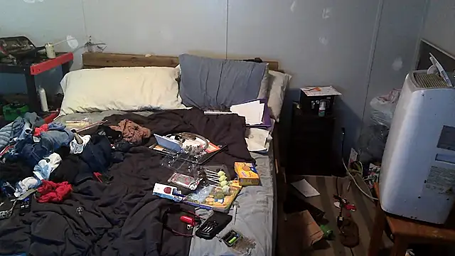 Snapshot of Bi_curious86 chatting on October 25, 12:21 am Bi curious86 online show from October 25, 12:21 am