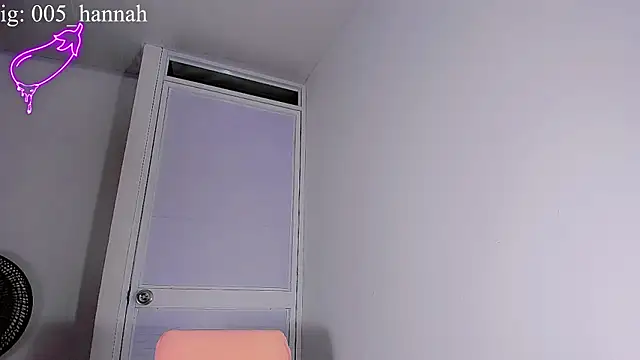 Hannahsmit online show from October 3, 4:03 am