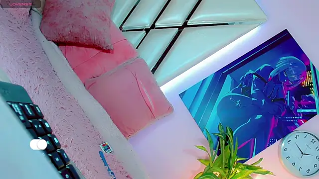 Hannahsmit online show from January 24, 1:35 am