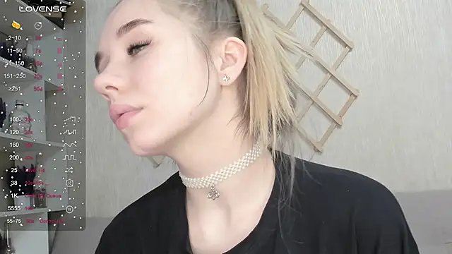 Snapshot of AutoBaby chatting on October 31, 7:27 am AutoBaby online show from October 31, 7:27 am