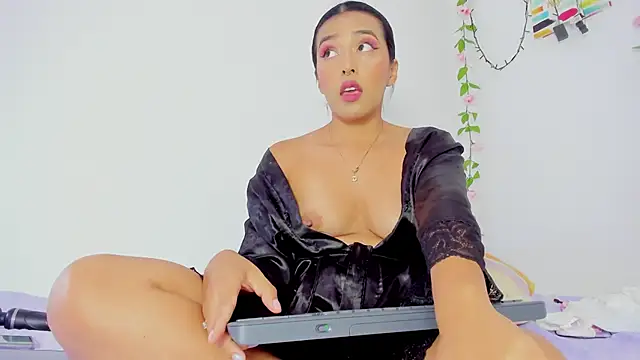 Snapshot of SamanthaJonson1 chatting on March 19, 4:13 pm SamanthaJonson1 online show from March 19, 4:13 pm