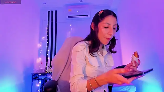 Snapshot of Gorgeous_Team chatting on February 21, 8:22 pm Gorgeous Team online show from February 21, 8:22 pm