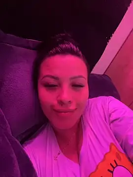 Snapshot of sexyyykloee chatting on October 11, 12:00 am sexyyykloee online show from October 11, 12:00 am