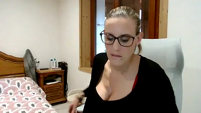 Snapshot of Madame_Callie chatting on December 17, 2:11 pm Madame Callie online show from December 17, 2:11 pm