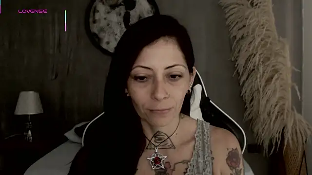 Snapshot of dark_gotica chatting on October 11, 12:28 pm dark gotica online show from October 11, 12:28 pm