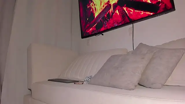 HannahDavis  online show from April 12, 10:29 am