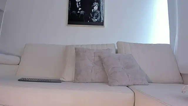 HannahDavis  online show from April 6, 8:10 pm