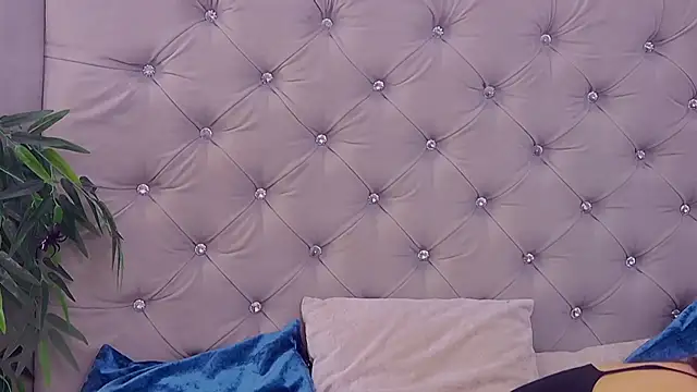 Snapshot of MeIisaLove chatting on October 4, 7:48 pm MeIisaLove online show from October 4, 7:48 pm