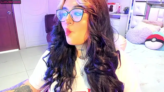 Snapshot of chloe_bonnet chatting on December 7, 5:59 pm chloe bonnet online show from December 7, 5:59 pm