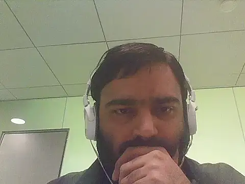 Snapshot of JohnBond009 chatting on May 18, 9:03 am JohnBond009 online show from May 18, 9:03 am